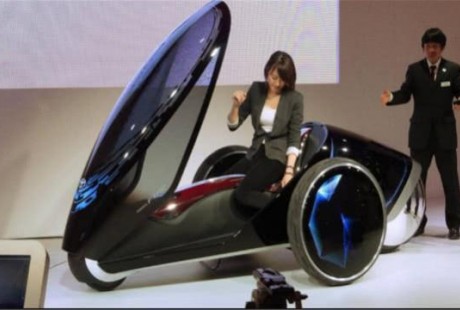 豐田發明新型概念車，無人駕駛沒方向盤，單人座艙還能站著開！