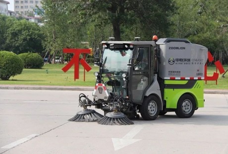濮陽市政府院內現(xiàn)無人駕駛清潔車，自動打掃衛(wèi)生！你見了嗎？