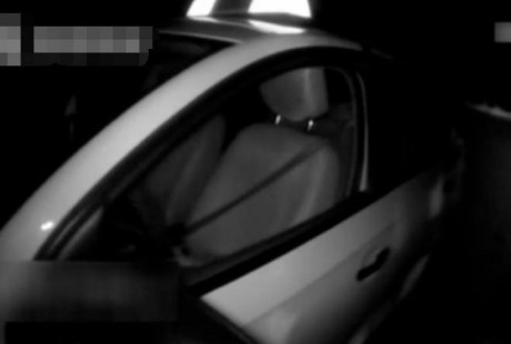 小區(qū)出現(xiàn)轎車無人駕駛,嚇壞路人,靠近一看,原來如此！