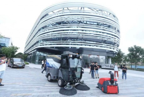 智能清掃、運輸、傾倒 無人駕駛環(huán)衛(wèi)車亮相張江