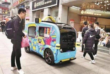 招手即停，無人駕駛售貨小車駛上武漢街頭