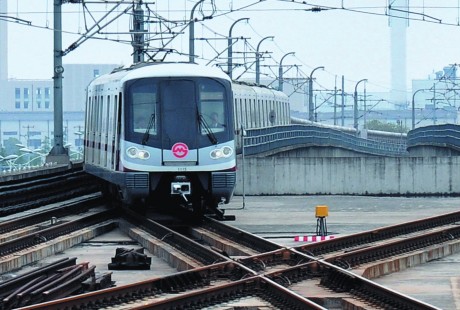 上海在建設的一條地鐵線，將采用無人駕駛新型列車，共設30座車站