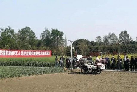 全省第一臺(tái)無(wú)人駕駛插秧機(jī)亮相溫江
