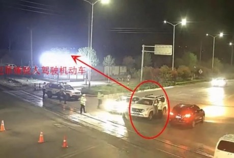 這輛越野車咋無人駕駛？民警上前查看，副駕駛座竟然擠了倆人！