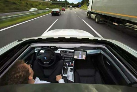 日本修訂《道路交通法》自動駕駛時可以玩手機(jī)看電視