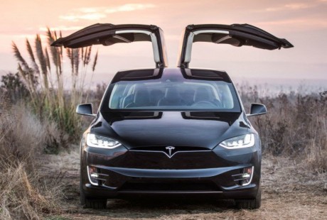 Tesla能否擊敗Google和Uber 領(lǐng)跑無(wú)人駕駛汽車市場(chǎng)？