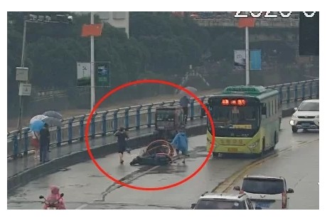 桂林一大橋三輪車(chē)無(wú)人駕駛沖向護(hù)欄 公交車(chē)正駛來(lái)
