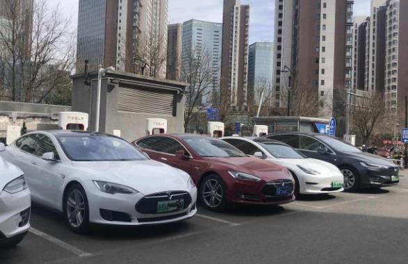 特斯拉推出軟件更新,讓其汽車攝像頭看到限速標志