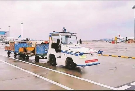 華東片區內首個 ！無人駕駛物流牽引車在廈門機場“上崗”