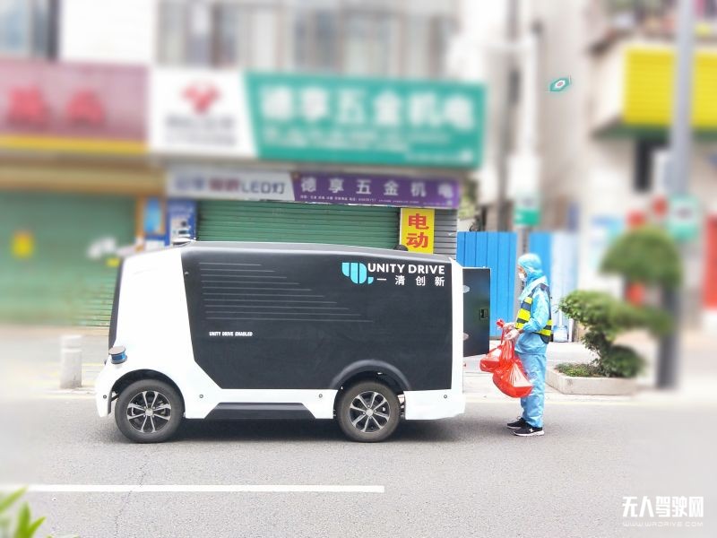 坪山疫區(qū),穿著防護服拿物品